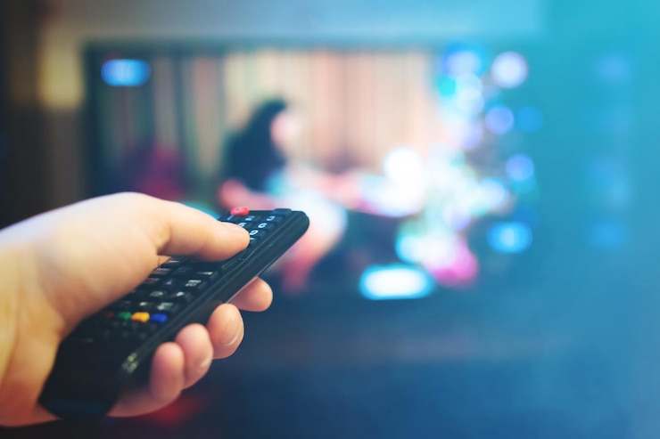 Zdjęcie zbliżenie ręki trzymającej telefon komórkowy