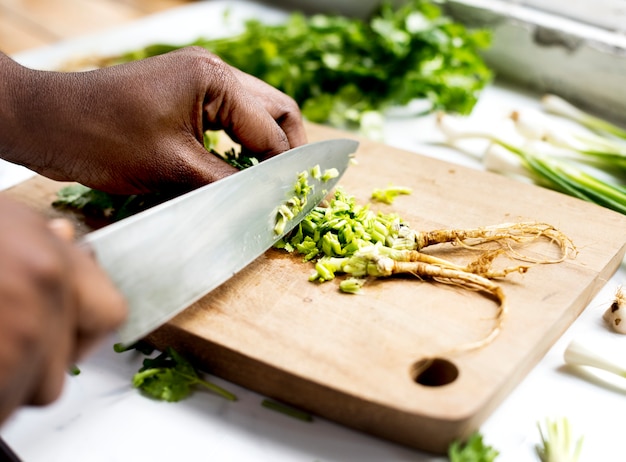 Zbliżenie Ręki Z Nożowym Tnącym świeżym Organicznie Warzywem