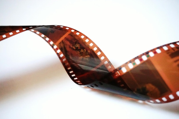 Zbliżenie rolki filmowej na białym tle