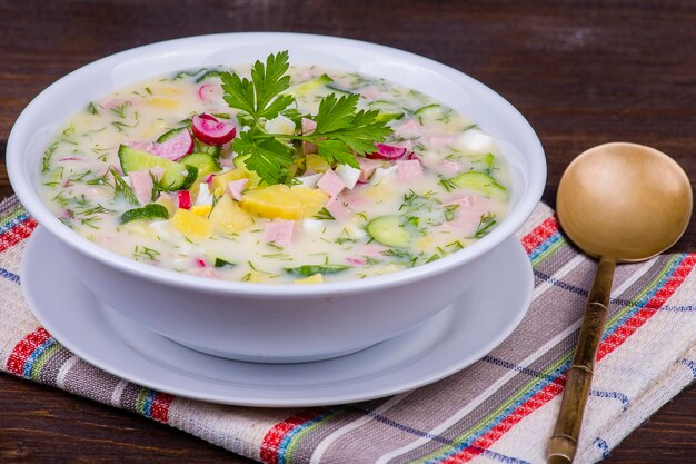 Zdjęcie zbliżenie rosyjskiej zimnej zupy warzywnej na jogurcie na bazie kwaśnego mleka okroshka