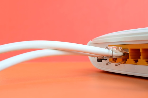 Zdjęcie zbliżenie routerów i kabli na stole