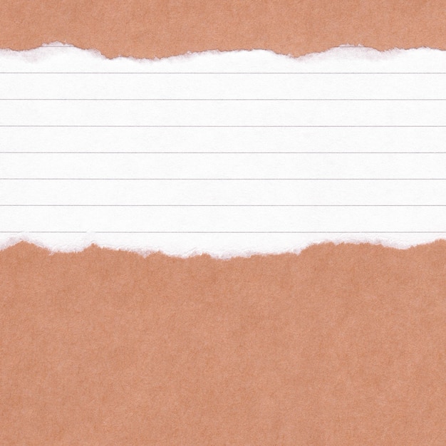 Zdjęcie zbliżenie rozdarty liniowany papier na grunge brązowy papier tekstury tło rozpruć papier uwaga brązowy arkusz papieru