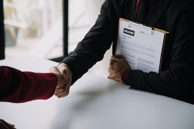 Zbliżenie rozmowy kwalifikacyjnej w biurze koncentruje się na pisaniu wskazówek dotyczących CV pracodawca przegląda dobre CV przygotowanego wykwalifikowanego kandydata rekrutującego rozważa aplikację kierownik hr podejmuje decyzję o zatrudnieniu