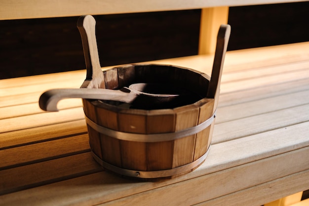 Zbliżenie różnych akcesoriów do sauny w drewnianej saunie fińskiej z suchą parą