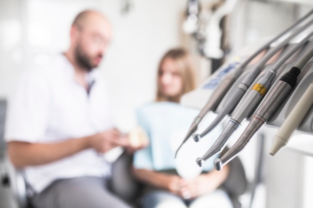 Zbliżenie różnych instrumentów stomatologicznych