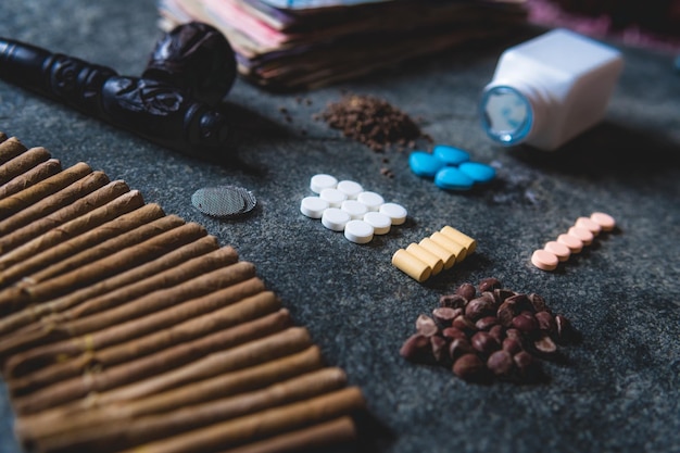 Zdjęcie zbliżenie różnych leków i trawy na stole