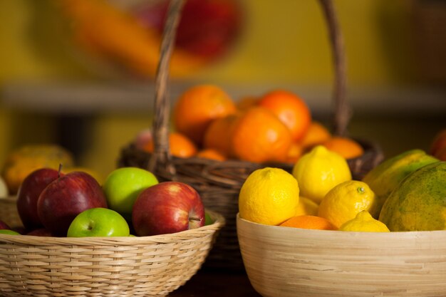 Zbliżenie różnych owoców w sekcji organicznej