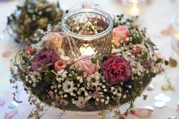 Zdjęcie zbliżenie różowej rośliny kwitnącej na stole