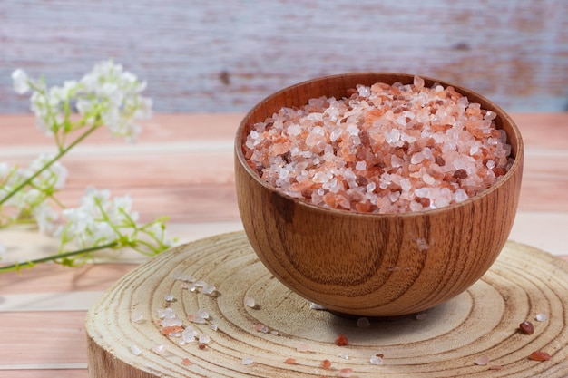 Zdjęcie zbliżenie różowej soli himalajskiej w drewnianej misce