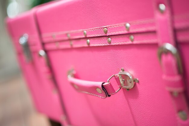 Zbliżenie różowej walizki