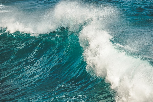 Zbliżenie rozpryskiwania, upuszczając falę oceanu. Bali