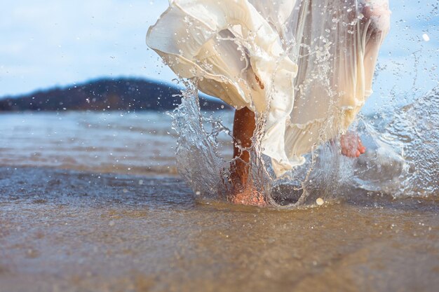 Zdjęcie zbliżenie rozpryskiwania wody na plaży