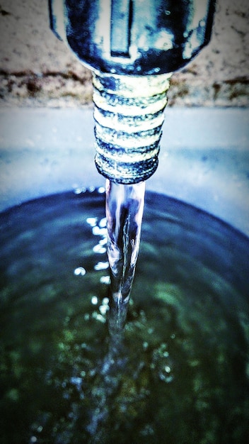 Zdjęcie zbliżenie rozpryskiwania wody w wodzie