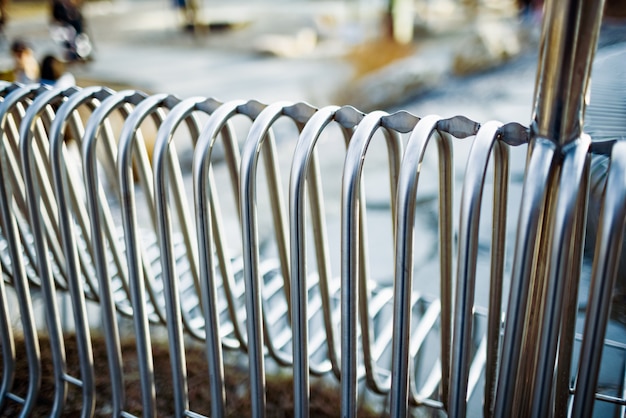 Zdjęcie zbliżenie rur metalowych ławek ulicznych ułożonych równolegle do siebie na strukturze ulicy. koncepcja materiałów odpornych na warunki atmosferyczne i nowoczesnego wzornictwa przemysłowego.
