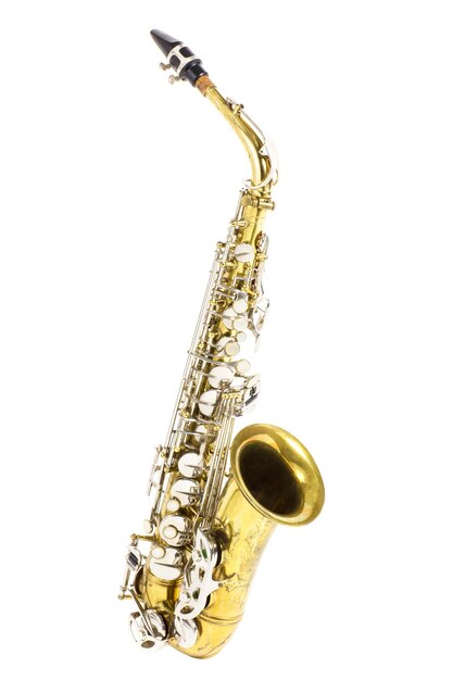 Zbliżenie saksofonu na białym tle