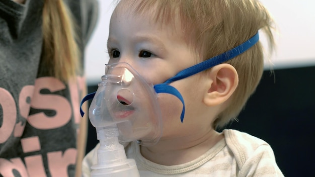 Zbliżenie samego chłopca za pomocą maski nebulizatora inhalatora parowego