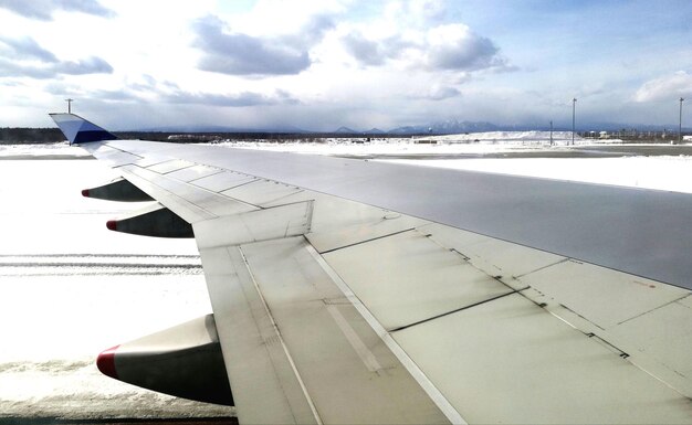 Zdjęcie zbliżenie samolotu na pasie startowym lotniska na tle nieba