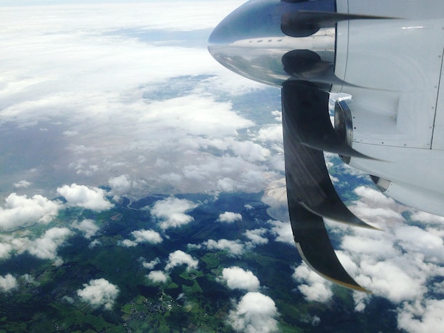 Zbliżenie samolotu na tle chmur