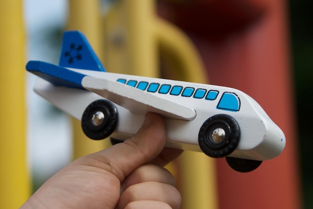 Zdjęcie zbliżenie samolotu zabawkowego trzymanego w ręku