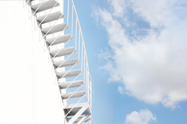 Zbliżenie schody zbiornika surowca z błękitnym niebem biała chmura Białe pojemniki magazynowe zawierają surowce do przetworzenia na produkty