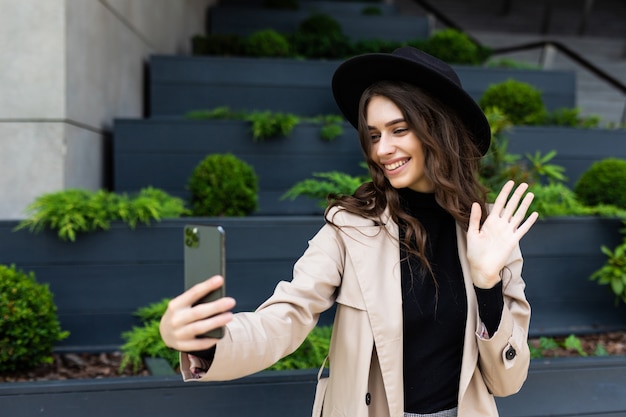 Zbliżenie selfie portret student atrakcyjna dziewczyna w mieście.