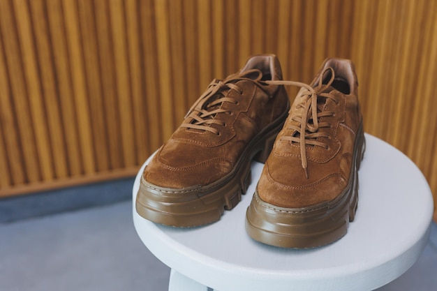 Zbliżenie skórzane brązowe buty damskie Nowa kolekcja letnich skórzanych butów damskich