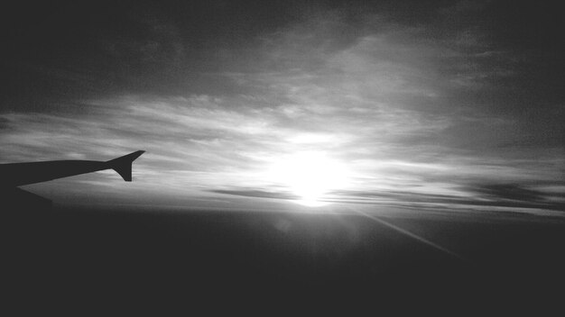 Zdjęcie zbliżenie skrzydła samolotu na tle nieba