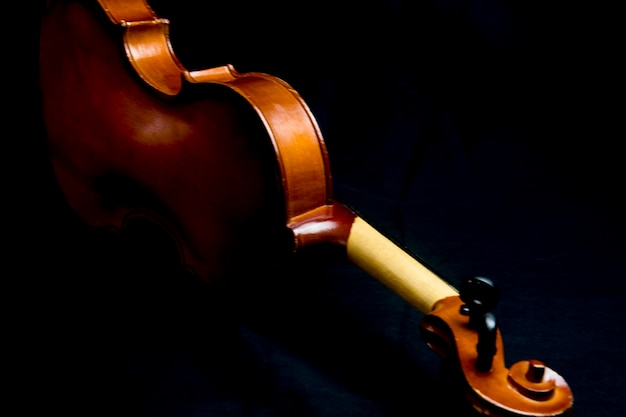 Zdjęcie zbliżenie skrzypiec na czarnym tle