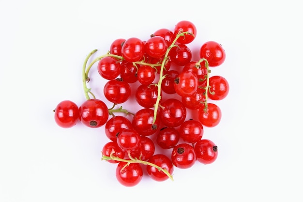 Zbliżenie słodkich jagód Soczysta słodka porzeczka czerwona na białym tle Koncepcja zdrowej żywności