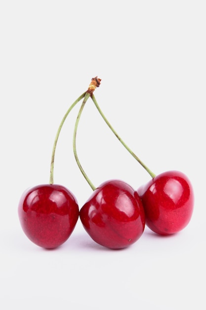 Zbliżenie słodkich jagód Soczyste słodkie czerwone wiśnie na białym tle Koncepcja zdrowej żywności