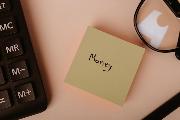 Zbliżenie słowa pieniądze napisane na zielonym papierze Uwaga Koncepcja biznesowa Potrzebujesz pieniędzy
