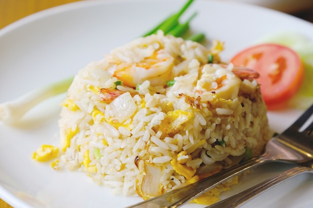 Zbliżenie smażący ryż z krewetką
