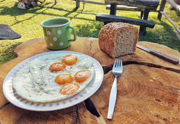 Zdjęcie zbliżenie śniadania podawanego na stole