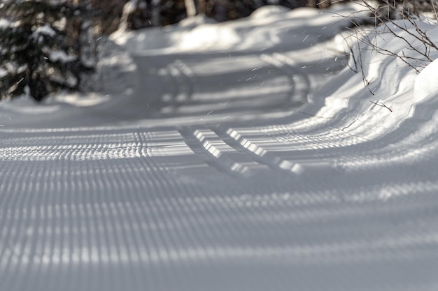 Zdjęcie zbliżenie śniegu na metalu