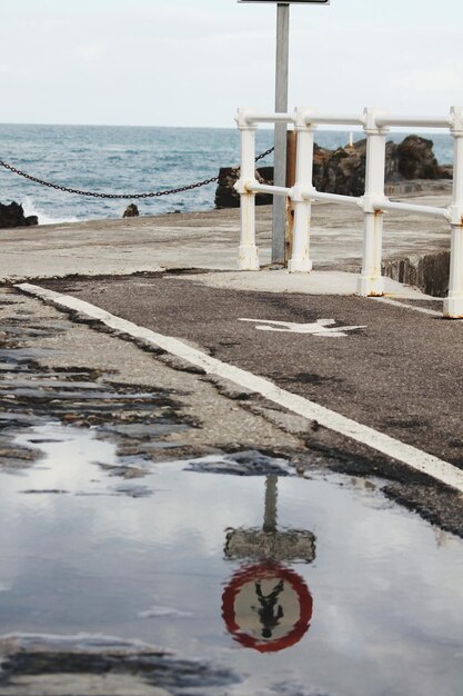 Zdjęcie zbliżenie śniegu na plaży na tle nieba