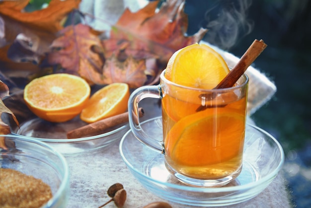 Zbliżenie soku pomarańczowego na stole