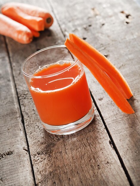 Zdjęcie zbliżenie soku pomarańczowego na stole