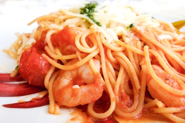 Zbliżenie spaghetti podawanych na talerzu