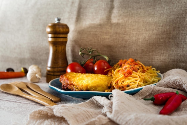 Zbliżenie spaghetti podawanych na talerzu