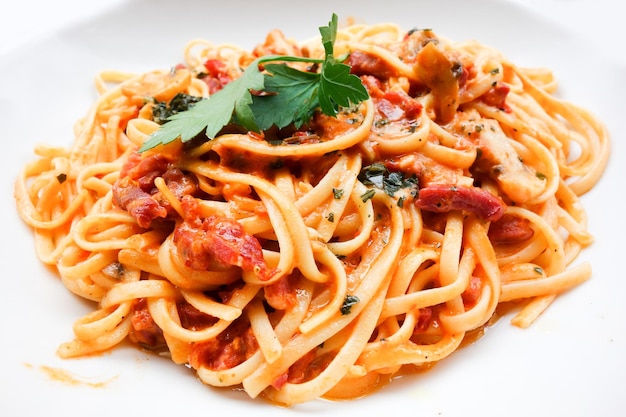 Zbliżenie spaghetti w sosie pomidorowym