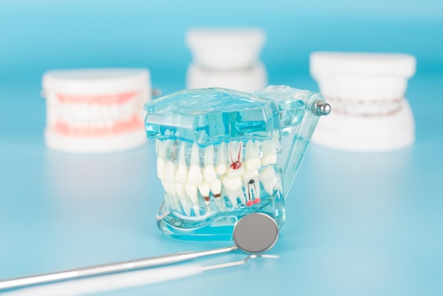 Zbliżenie sprzętu dentystycznego na niebieskim tle
