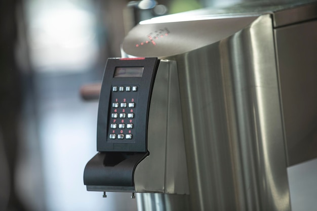 Zbliżenie sprzętu elektronicznego na metalowej balustradzie