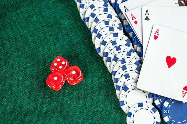 Zbliżenie sprzętu hazardowego na stole