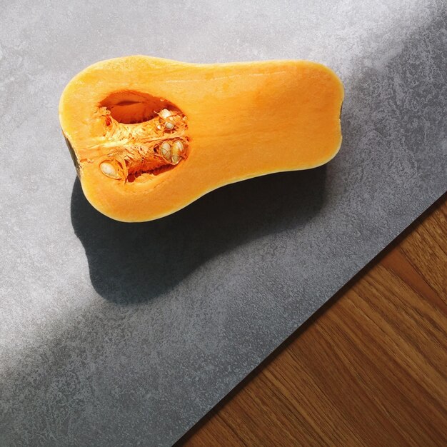 Zdjęcie zbliżenie squash butternut na stole