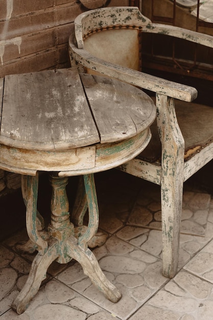 Zbliżenie starego drewnianego zestawu stołu i krzesła
