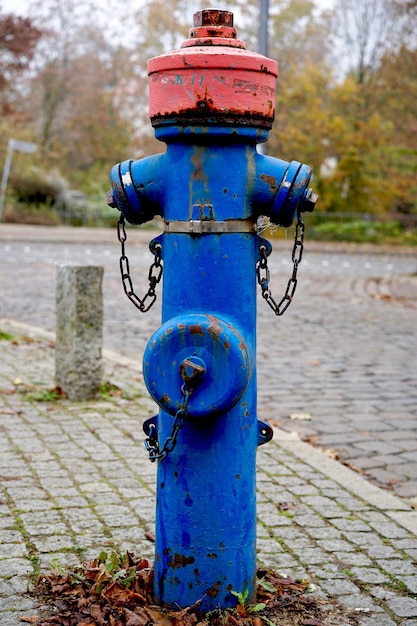 Zdjęcie zbliżenie starego hydrantu przeciwpożarowego na chodniku