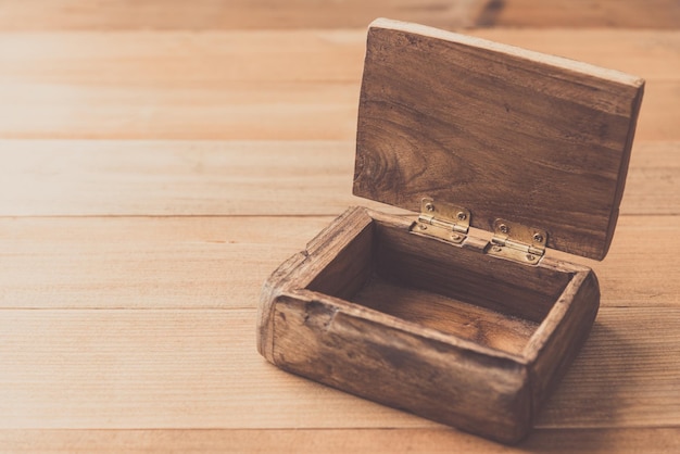 Zdjęcie zbliżenie starego pustego drewnianego pudełka na stole