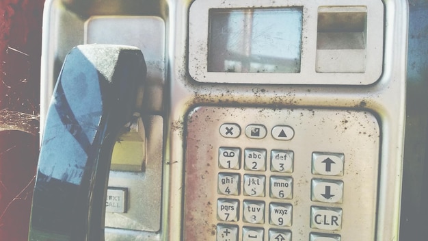 Zdjęcie zbliżenie starego telefonu w kabinie