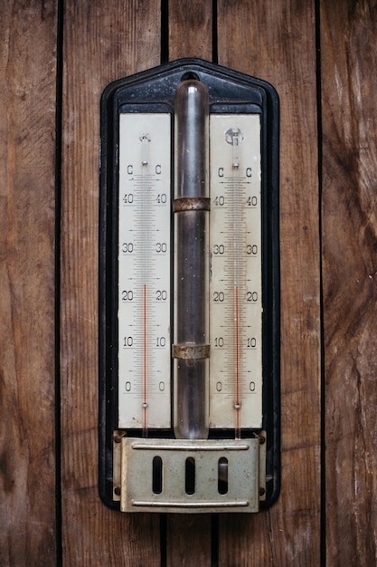 Zdjęcie zbliżenie starego termometru na stole