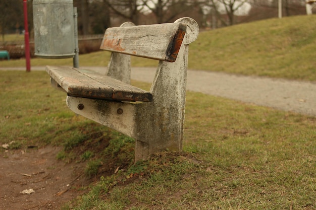 Zdjęcie zbliżenie starej ławki w parku